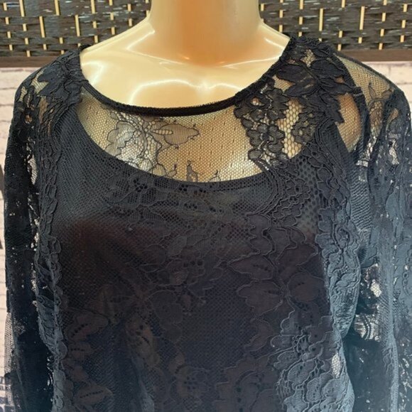 Rose + Olive Black Lace Lined Scallop Hem Top - Picture 2 of 6